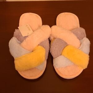 Avenue Zoe Soft Pastel Faux Fur Slippers Size 38-39 New (Size 7-8)
